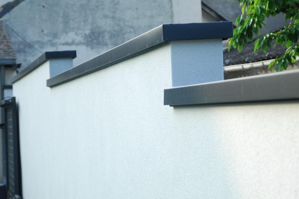 Habillage d'un mur de clôture en couvertine aluminium